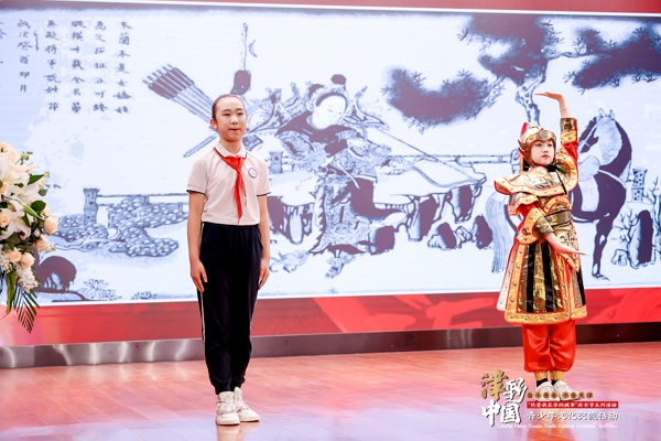 小学生代表进行展演